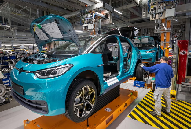 O wstrzymaniu pracy europejskich fabryk informował między innymi Volkswagen /UWE MEINHOLD /PAP/EPA