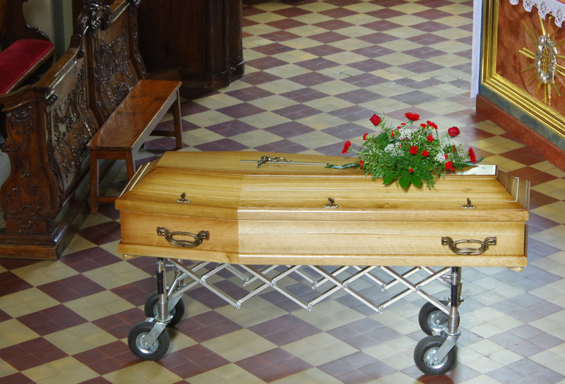 O zasiłek pogrzebowy z ZUS można się ubiegać do 12 miesięcy od dnia zgonu lub pogrzebu członka rodziny /Marek Bazak /East News