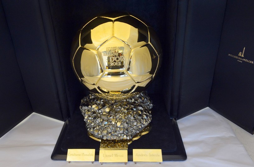 O Złotej Piłce marzą piłkarze z całego świata. Przed rokiem zdobył ją Messi /AFP