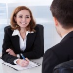 O zmianie pracy myśli rekordowo mało Polaków. Nowej posady poszukują głównie przez znajomych