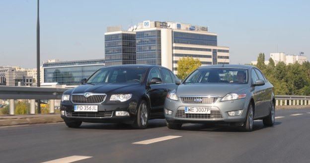 Oba modele idealnie nadają się dla czteroosobowej rodziny. Ford lepiej się prowadzi, a Skoda ma bardziej elegancką linię nadwozia. Wbrew pozorom Ford ma bardziej obszerne wnętrze. /Motor