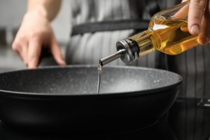 Obalamy mit - można smażyć na oliwie z oliwek! Trzy powody dlaczego warto