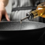 Obalamy mit - można smażyć na oliwie z oliwek! Trzy powody dlaczego warto