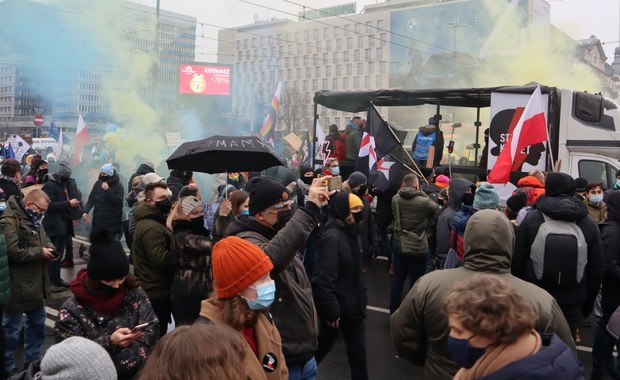 "Obalamy rząd!". Protest Strajku Kobiet i przedsiębiorców w Warszawie