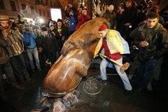 Obalili pomnik Lenina w Kijowie