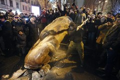 Obalili pomnik Lenina w Kijowie