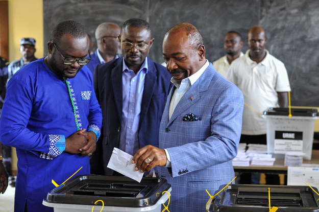Obalony prezydent Gabonu Ali Bongo (po prawej) /STR /PAP/EPA