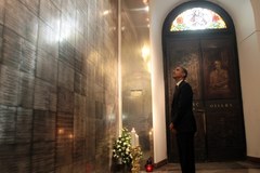 Obama złożył kwiaty pod "Tablicą Smoleńską" i spotkał się z rodzinami ofiar katastrofy