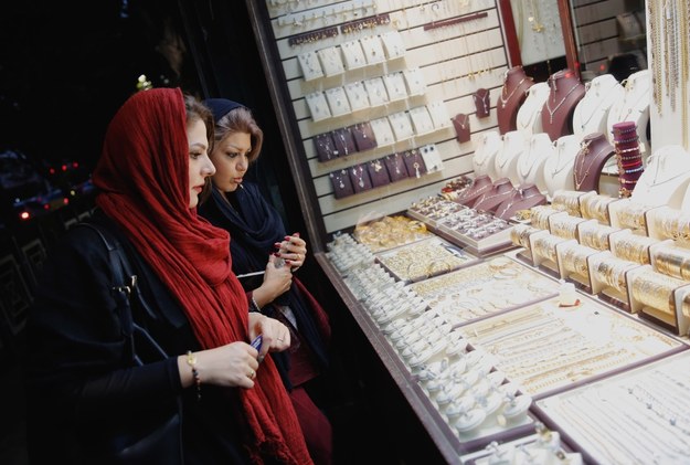 Obawiając się o spadek wartości irańskiej waluty przed wprowadzeniem sankcji Irańczycy zaczęli masowo kupować złoto, by w nim ulokować oszczędnośći /Abedin Taherkenareh   /PAP/EPA