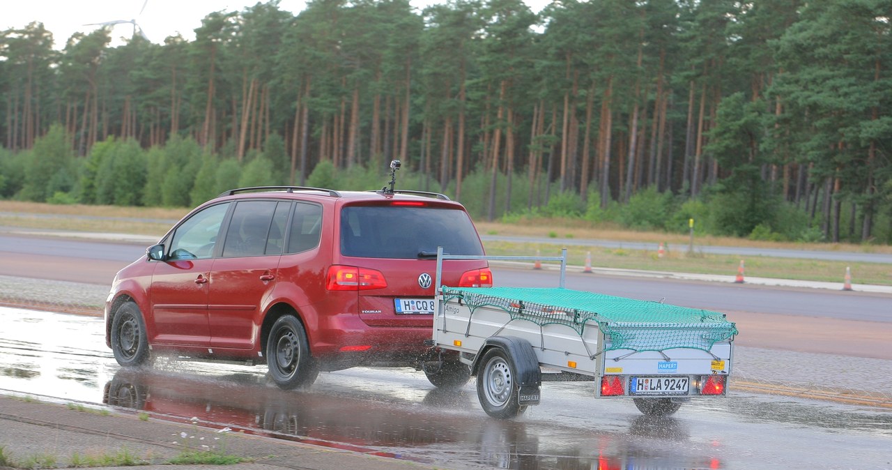 Obawy kierowców o obrócenie się przyczepy przy hamowaniu na mokrym są nieuzasadnione. Niehamowana przyczepa jest bardzo stabilna. /Motor