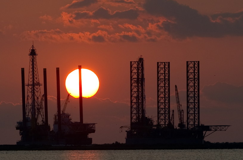 Obawy o spadek popytu spowodowały obniżkę cen ropy w USA /AFP