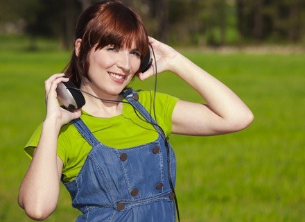 Obawy o uszkodzenia słuchu wywołane modą na odtwarzacze MP3 /&copy; Panthermedia