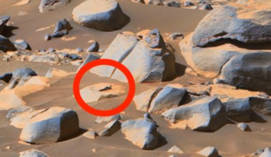 Obca istota odpoczywająca na Marsie? Nowa fotografia NASA rozpala wyobraźnię badaczy UFO