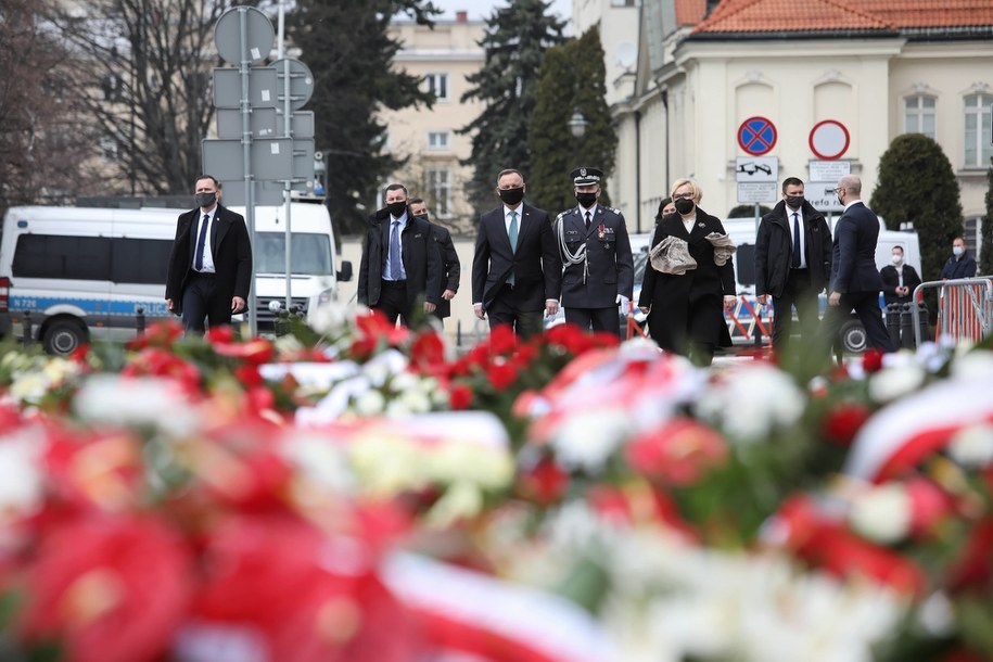 Obchody 11. rocznicy katastrofy smoleńskiej pod Pomnikiem Ofiar Tragedii Smoleńskiej 2010 r. na pl. Piłsudskiego w Warszawie / 	Leszek Szymański    /PAP