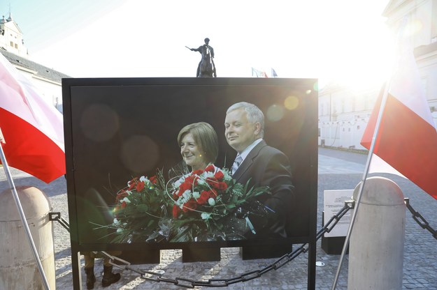 Obchody 12. rocznicy katastrofy smoleńskiej. Apel pamięci przed Pałacem Prezydenckim w Warszawie /PAP/Rafał Guz /