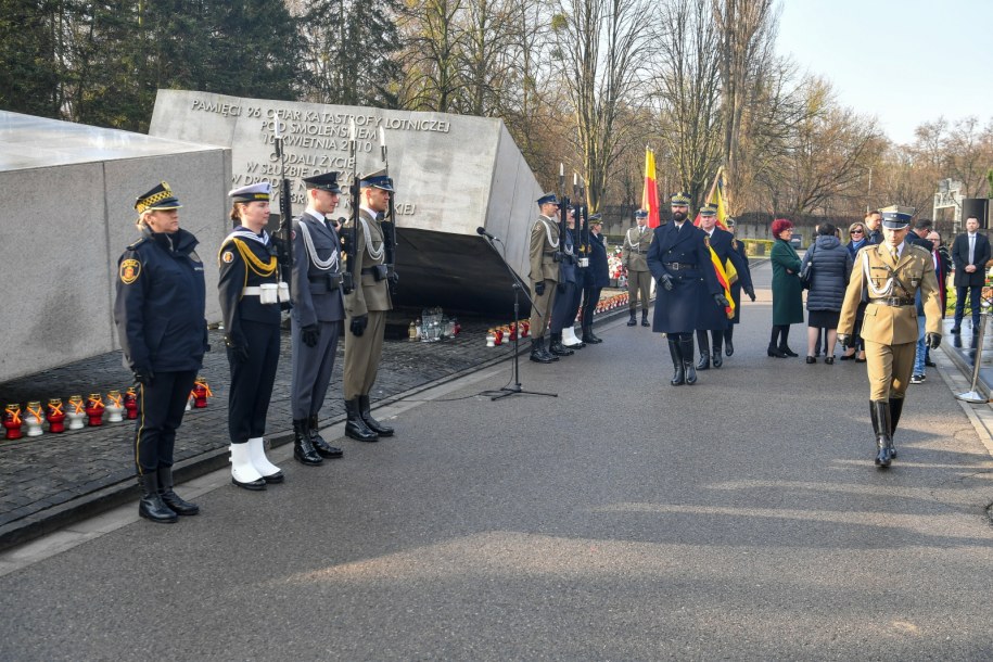 Obchody 13. rocznicy katastrofy smoleńskiej na Powązkach /Andrzej Lange /PAP