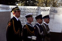 Obchody 7. rocznicy katastrofy smoleńskiej na Cmentarzu Powązkowskim w Warszawie