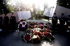 Obchody 7. rocznicy katastrofy smoleńskiej na Cmentarzu Powązkowskim w Warszawie
