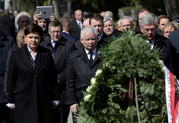 Obchody 7. rocznicy katastrofy smoleńskiej - premier Beata Szydło (L), prezes PiS Jarosław Kaczyński (C), marszałek Senatu Stanisław Karczewski (P) /PAP