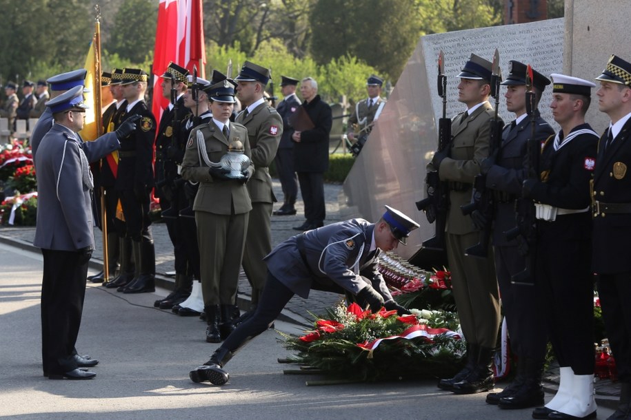 Obchody 7. rocznicy katastrofy smoleńskiej - uroczystości przed pomnikiem Ofiar Katastrofy Smoleńskiej na Cmentarzu Wojskowym na Powązkach /Tomasz Gzell /PAP