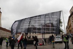 Obchody 7. rocznicy pogrzebu Lecha i Marii Kaczyńskich. Przed Wawelem protesty