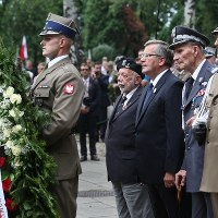 Prezydent Bronisław Komorowski w towarzystwie  gen. Zbigniewa Ścibora-Rylskiego,  Zbigniewa Galperyna oraz dowódcy Garnizonu Warszawa gen. Wiesława Grudzińskiego składa kwiaty przed pomnikiem Gloria Victis
