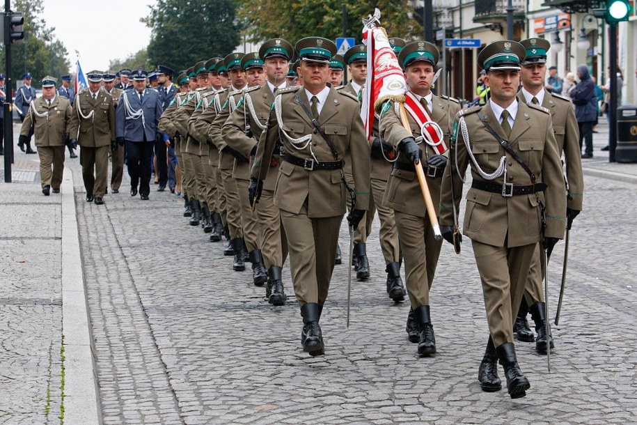 Obchody 78. rocznicy agresji Związku Sowieckiego na Polskę - przemarsz do Parku Konstytucji 3 Maja pod Dąb Wolności w Suwałkach /Artur Reszko /PAP