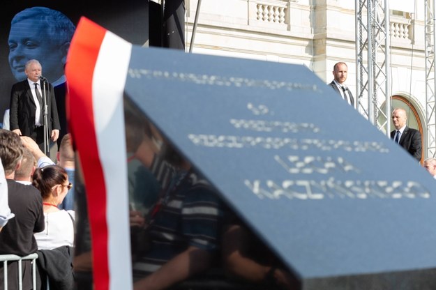 Obchody 8. rocznicy katastrofy smoleńskiej. Na zdjęciu prezes PiS Jarosław Kaczyński przemawia po odsłonięciu kamienia, w miejscu w którym powstanie pomnik prezydenta Lecha Kaczyńskiego na pl. Piłsudskiego w Warszawie /Adam Guz /PAP