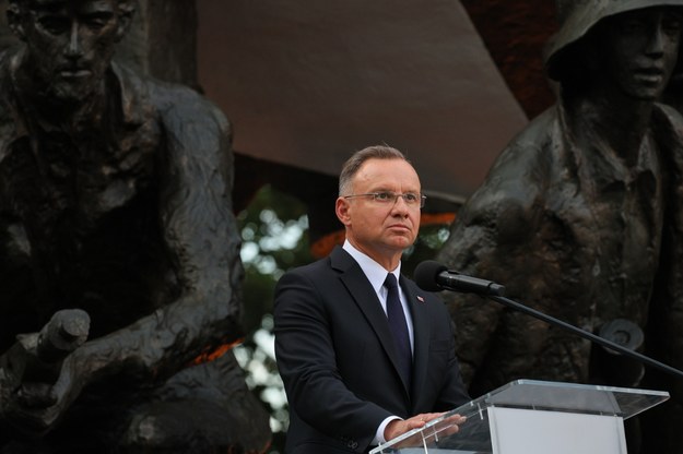 Obchody 80. rocznicy wybuchu Powstania Warszawskiego. Prezydent Andrzej Duda przemawia podczas Apelu Pamięci, po polowej mszy świętej pod Pomnikiem Powstania Warszawskiego na pl. Krasińskich w Warszawie. /Paweł Supernak /PAP