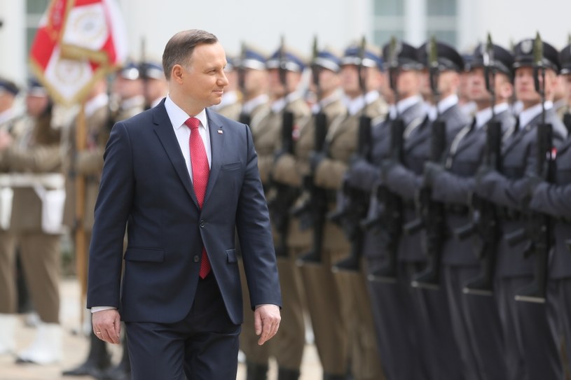 Obchody Dnia Flagi RP oraz Dnia Polonii i Polaków za Granicą - prezydent Andrzej Duda podczas uroczystości na dziedzińcu Belwederu w Warszawie /Leszek Szymański /PAP