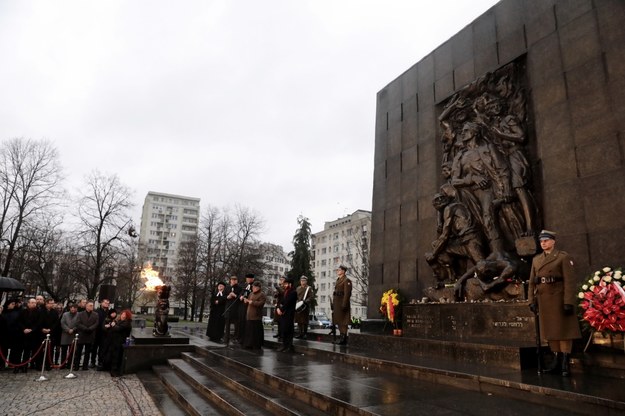 Obchody Międzynarodowego Dnia Pamięci o Ofiarach Holokaustu przy pomniku Bohaterów Getta w Warszawie /Tomasz Gzell /PAP