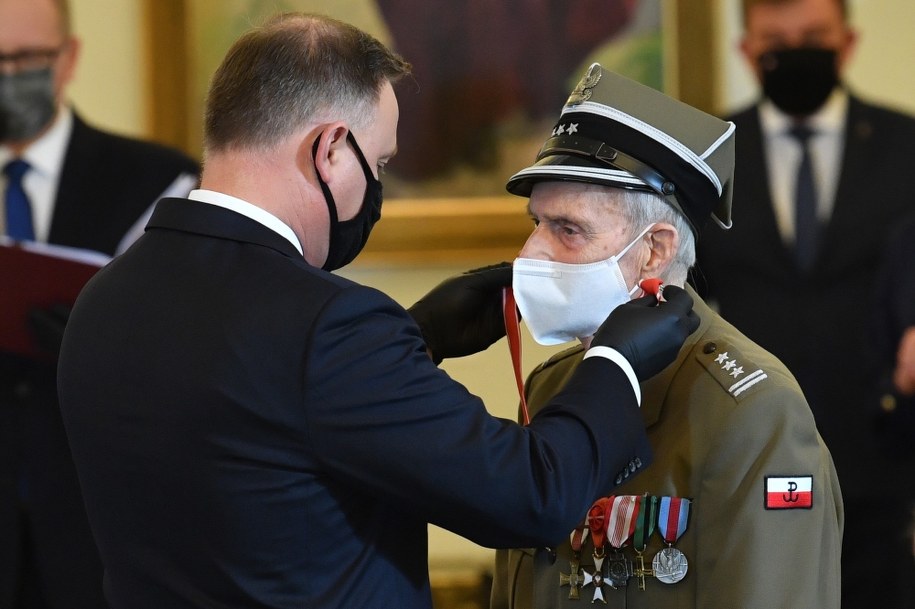 Obchody Narodowego Dnia Pamięci Żołnierzy Wyklętych. Prezydent RP Andrzej Duda (L) oraz odznaczony Krzyżem Komandorskim Orderu Odrodzenia Polski Witalis Skorupka ps. Orzeł /Radek  Pietruszka /PAP