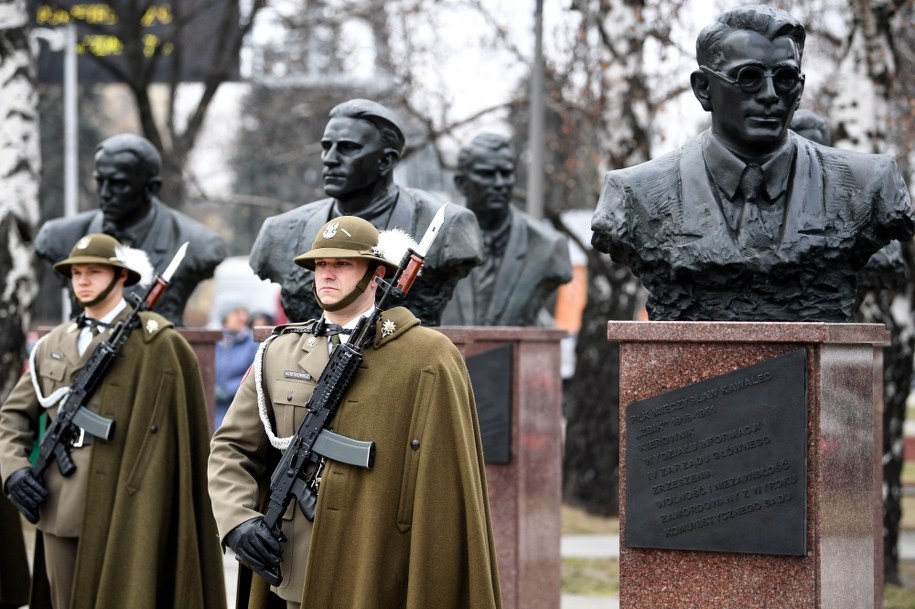 Obchody Narodowego Dnia Pamięci "Żołnierzy Wyklętych" przed pomnikiem płk Łukasza Cieplińskiego i członków IV Zarządu WIN w Rzeszowie /Darek Delmanowicz /PAP