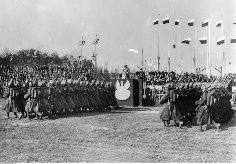 Obchody święta 11 listopada w Warszawie w 1934 roku. Defilada oddziałów piechoty przed marszałkiem Józefem Piłsudskim (na trybunie) /Z archiwum Narodowego Archiwum Cyfrowego