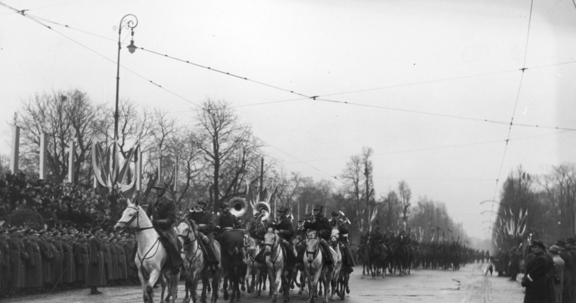 Obchody Święta Niepodległości w Warszawie w 1937 roku. Czoło defilujących oddziałów kawalerii /Z archiwum Narodowego Archiwum Cyfrowego