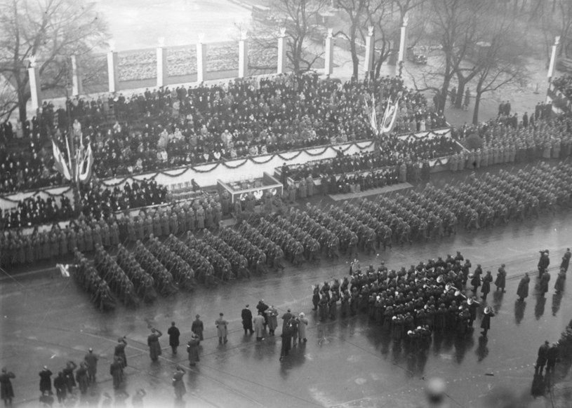 Obchody Święta Niepodległości w Warszawie w 1937 roku. Oddziały piechoty defilujące przed trybuną honorową /Z archiwum Narodowego Archiwum Cyfrowego