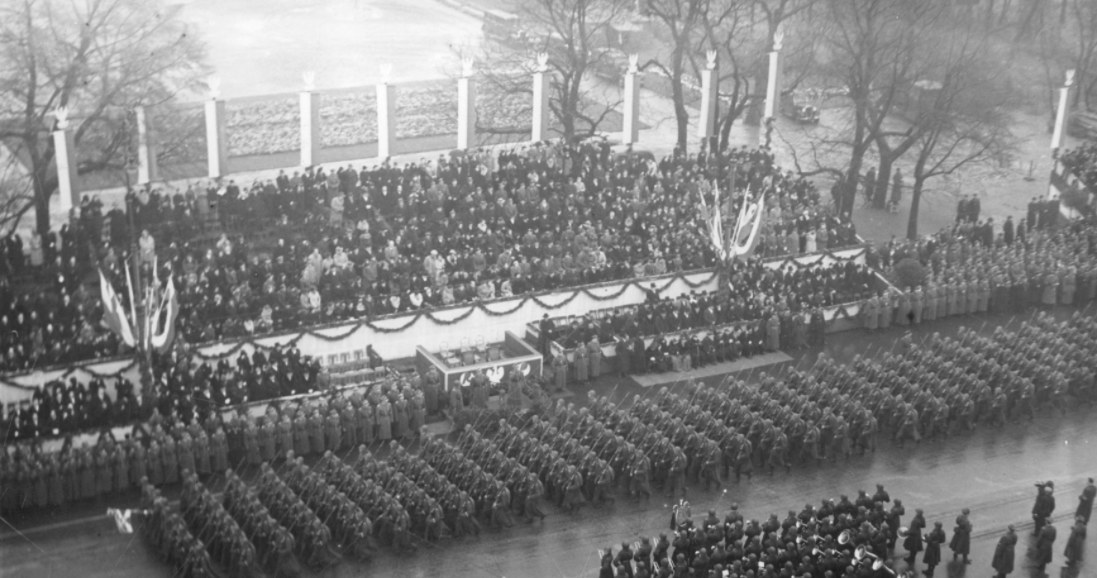 Obchody Święta Niepodległości w Warszawie w 1937 roku. Oddziały piechoty defilujące przed trybuną honorową /Z archiwum Narodowego Archiwum Cyfrowego