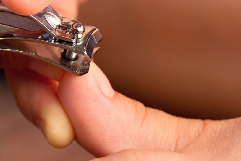 Obcinanie paznokci "na prosto", zamiast "na okrągło" zapobiega ich wrastaniu. Po skróceniu wygładź ich krawędzie szklanym lub papierowym pilnikiem /123RF/PICSEL