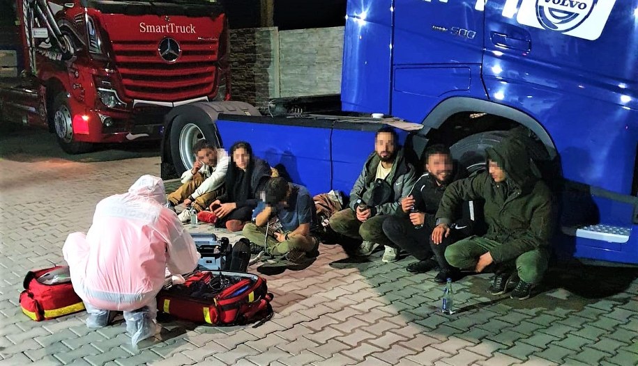 Obcokrajowcy ukrywali się w naczepie tira z transportem arbuzów z Grecji /Bieszczadzki Oddział Straży Granicznej /