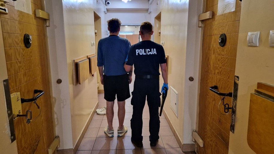 ​Obcokrajowiec próbował się włamać. Przestraszył go robot koszący (fot. Komenda Powiatowa Policji w Pabianicach) /