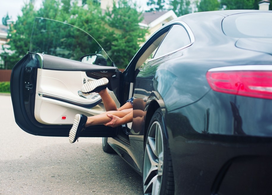 Obcokrajowiec wciągnął 3,5 letnie dziecko do samochodu i odjechał /Shutterstock