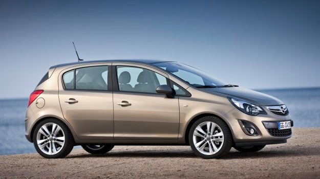 Obecna Corsa pojawiła się w 2006 roku, a w 2010 i 2011 była modernizowana. /Opel