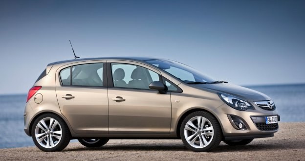 Obecna Corsa pojawiła się w 2006 roku, a w 2010 i 2011 była modernizowana. /Opel