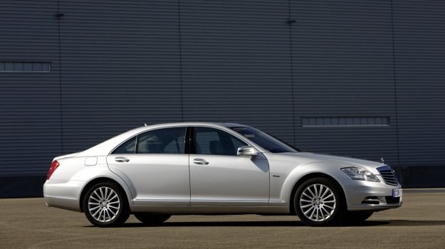 Mercedes ograniczył produkcję klasy S Obecna generacja klasy S (W221) zadebiutowała w 2005 roku. /Mercedes