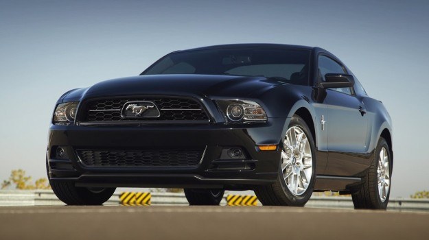 Obecna, piąta generacja Mustanga zadebiutowała w 2005 roku (na zdj. auto z roku modelowego 2013). /Ford