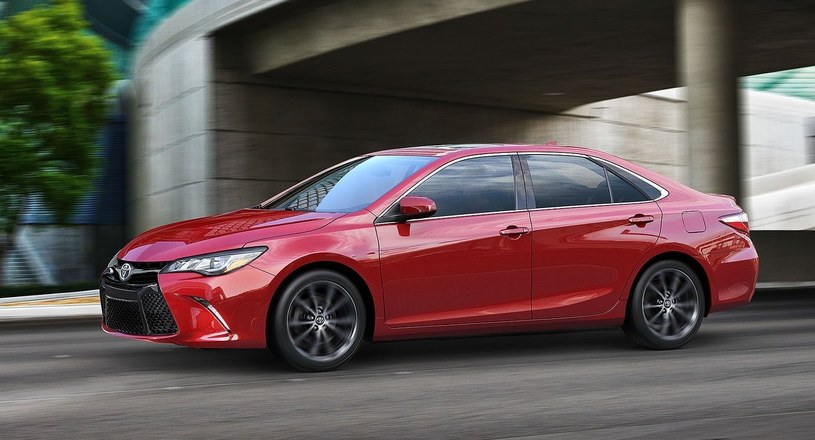 Obecna Toyota Camry wygląda całkiem nieźle, ale nowy model ma prezentować się znacznie ciekawiej /Informacja prasowa