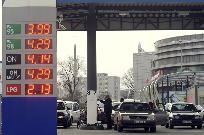Obecne ceny paliw są bardzo niskie, ale trudno powiedzieć jak się teraz zmienią /Wojciech Stróżyk /Reporter