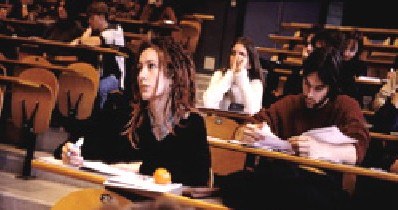 Obecne przepisy dopuszczają bezpłatne studiowanie na więcej niż jednym kierunku /AFP