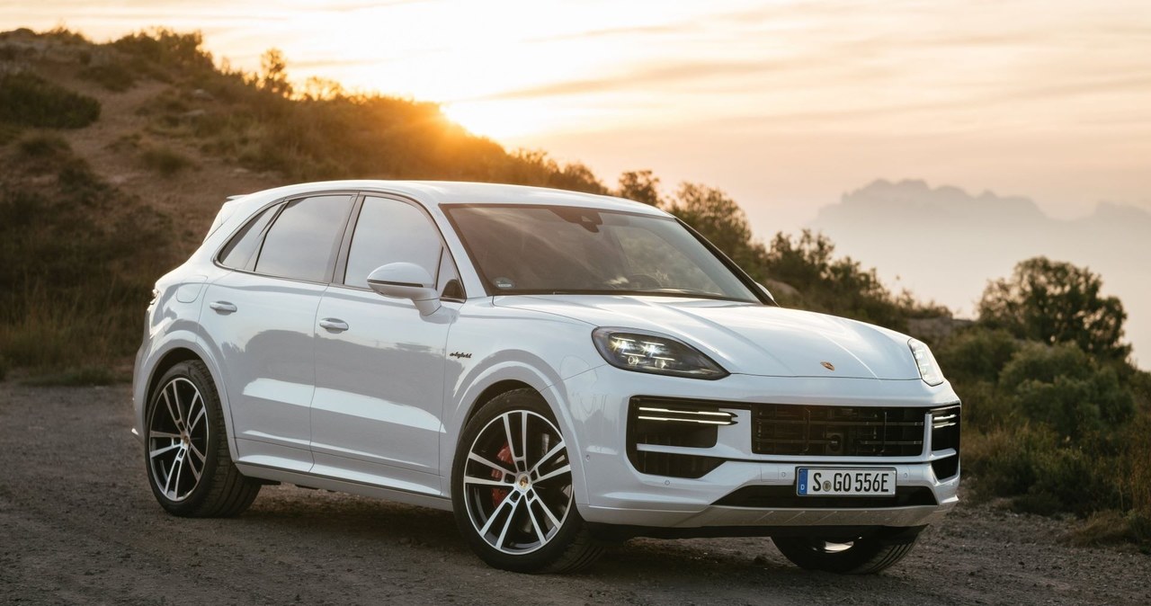 Obecne wcielenie Porsche Cayenne, oferujące napędy spalinowe, będzie dostępne równolegle ze swoim następcą. /materiały prasowe