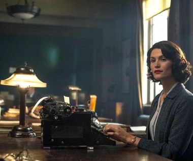 Obecnie Arterton oglądać możemy w filmie Lone Schefrig "Zwyczajna dziewczyna" (na zdjęciu), w którym wciela się w postać początkującej scenarzystki, zatrudnionej do napisania patriotycznego i podnoszącego na duchu filmu w szczytowej fazie nalotów niemieckich w czasie II wojny światowej.